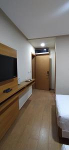 Hotel vallee ziz的电视和/或娱乐中心