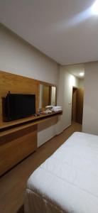 Hotel vallee ziz的电视和/或娱乐中心
