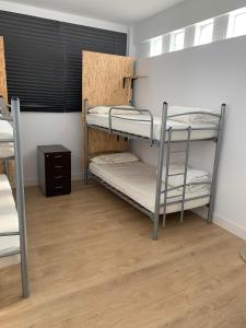 מיטה או מיטות קומותיים בחדר ב-Bilbao Central Rooms