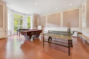 ein Zimmer mit einem Billardtisch und einer Tischtennisplatte in der Unterkunft Lee Abbey London in London