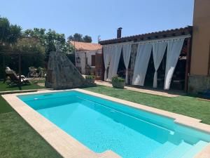 - une piscine dans la cour d'une maison dans l'établissement Casa Luci, à Deltebre