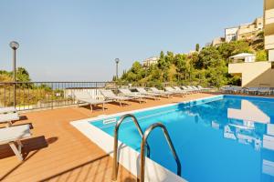 La alberca dentro o cerca de Calipso Big APT with Sea View, Parking & Pool