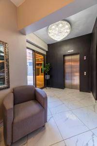 Posezení v ubytování N1 Hotel Rotten Row Harare