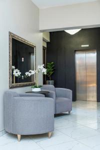 Posezení v ubytování N1 Hotel Rotten Row Harare