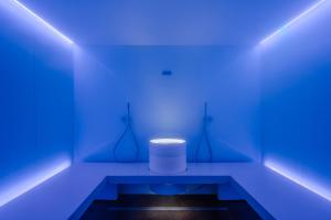 una stanza blu con uno sgabello bianco di Grand Hotel Bristol Spa Resort, by R Collection Hotels a Rapallo