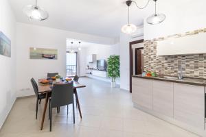 Una cocina o cocineta en Calipso Big APT with Sea View, Parking & Pool