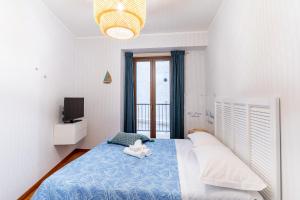 Una cama o camas en una habitación de Calipso Big APT with Sea View, Parking & Pool