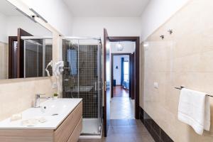 Un baño de Calipso Big APT with Sea View, Parking & Pool