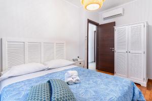 Una cama o camas en una habitación de Calipso Big APT with Sea View, Parking & Pool