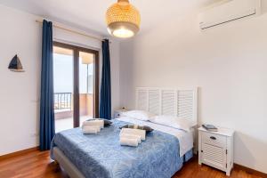 Una cama o camas en una habitación de Calipso Big APT with Sea View, Parking & Pool