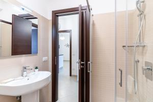 Un baño de Calipso Big APT with Sea View, Parking & Pool