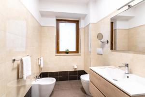 Un baño de Calipso Big APT with Sea View, Parking & Pool