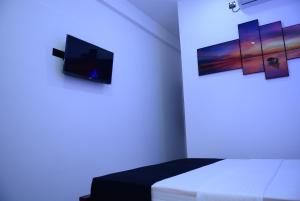 TV a/nebo společenská místnost v ubytování Liyonaa Beach Hotel
