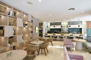 Un restaurante o sitio para comer en AluaSoul Costa Málaga - Adults recommended