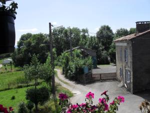 Vonkajšia záhrada v ubytovaní Chambre familiale à la ferme