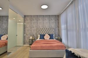 a bedroom with a large bed with a red bedspread at Cozy and stylish 1-bedroom apartment in Netanya
