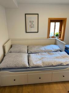 un lit avec deux oreillers dessus dans une chambre dans l'établissement Ferienwohnung Lichterhof, à Sebnitz 13 autres photos