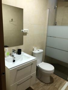 Apartamentos Albeniz في الجزيرة الخضراء: حمام مع مرحاض ومغسلة ومرآة