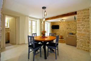 una sala da pranzo con tavolo e sedie di House Rakalj 2164 a Rakalj