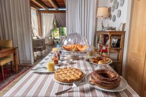 einen Tisch mit Brot und Gebäck darüber in der Unterkunft Relais di Campagna I Tamasotti in Mezzane di Sotto