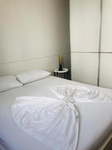 Uma cama ou camas num quarto em White Rocks