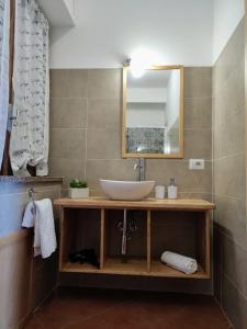 een badkamer met een wastafel en een spiegel bij I dù Meli Apartments in Taormina
