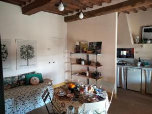 salon ze stołem i kanapą w obiekcie Nocini di Maremma w mieście Tatti