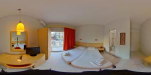 Cama ou camas em um quarto em Savoy City Hotel
