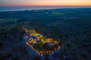 una vista aerea di una villa con luci di Badia del Casale a Ugento