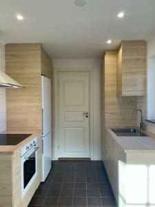 eine Küche mit einem Waschbecken und einer weißen Tür in der Unterkunft On your way in Löddeköpinge