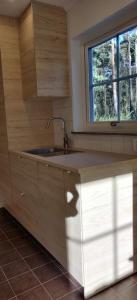 eine Küche mit einem Waschbecken und einem Fenster in der Unterkunft On your way in Löddeköpinge