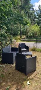 2 canapés assis dans l'herbe dans un parc dans l'établissement On your way, à Löddeköpinge
