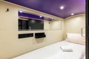 Postel nebo postele na pokoji v ubytování Capsule Hotel Constellation 89