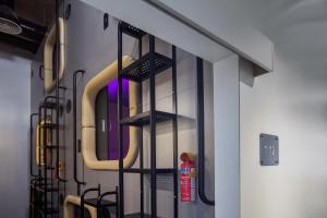 Poschodová posteľ alebo postele v izbe v ubytovaní Capsule Hotel Constellation 89