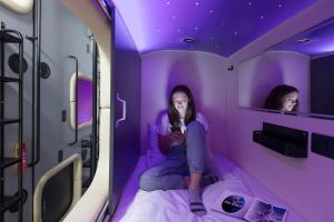 Televízia a/alebo spoločenská miestnosť v ubytovaní Capsule Hotel Constellation 89