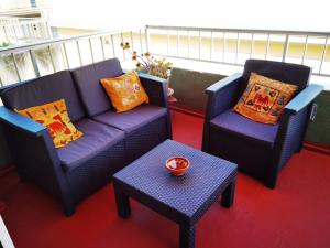 2 stoelen en een bank en een tafel op een balkon bij Paraiso del Sol in Fuengirola