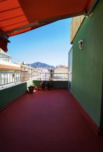 een leeg balkon van een gebouw met een rode vloer bij Paraiso del Sol in Fuengirola