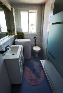 een badkamer met een witte wastafel en een toilet bij Paraiso del Sol in Fuengirola