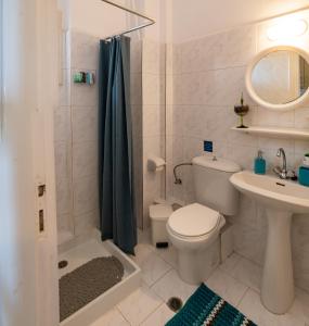 e bagno con servizi igienici, lavandino e doccia. di Villa Bambas Resort ad Astrakerí