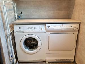 ユングビューにあるBolmen Bed - Vandrarhemの小さな部屋に洗濯機と乾燥機があります。