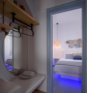 een slaapkamer met een spiegel en een bed in een kamer bij Kalestesia Suites in Akrotiri