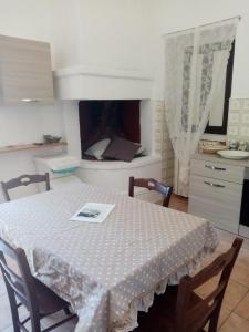 a kitchen with a table and a bed in a room at Masseria Chianca - Le rose in Mottola