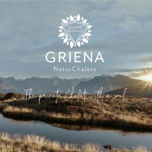 ein Logo für ein natürliches Chalet mit einem Fluss in der Unterkunft Griena NaturChalets **** in Mayrhofen