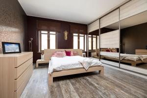 1 dormitorio con cama y espejo grande en Odzieżowa Apartment en Elblag