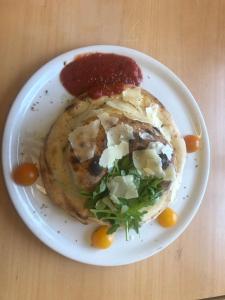 une assiette de nourriture avec un sandwich sur une table dans l'établissement See-Hotel Post am Attersee, à Weissenbach am Attersee