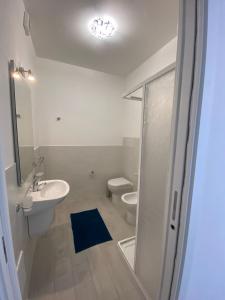 カステルサルドにあるAppartamento Smeraldoのバスルーム(トイレ、洗面台、シャワー付)