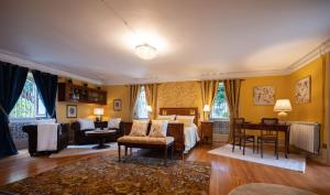 um quarto com uma cama e uma secretária num quarto em Palacete Villa Idalina em Caminha