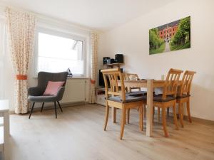 - une salle à manger avec une table et des chaises dans l'établissement Urlauberdorf Ostseebad Boltenhagen Wohnung 49b, à Boltenhagen