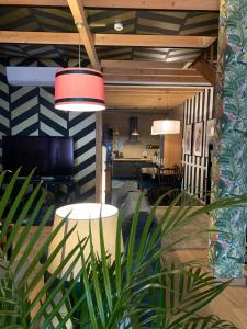 a room with a potted plant and a table at Largo da Rainha, Guesthouse in Merciana