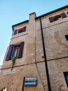 un alto edificio di mattoni con un cartello di fronte di Casa Locatelli - Apartment Deluxe & Suite a Padova